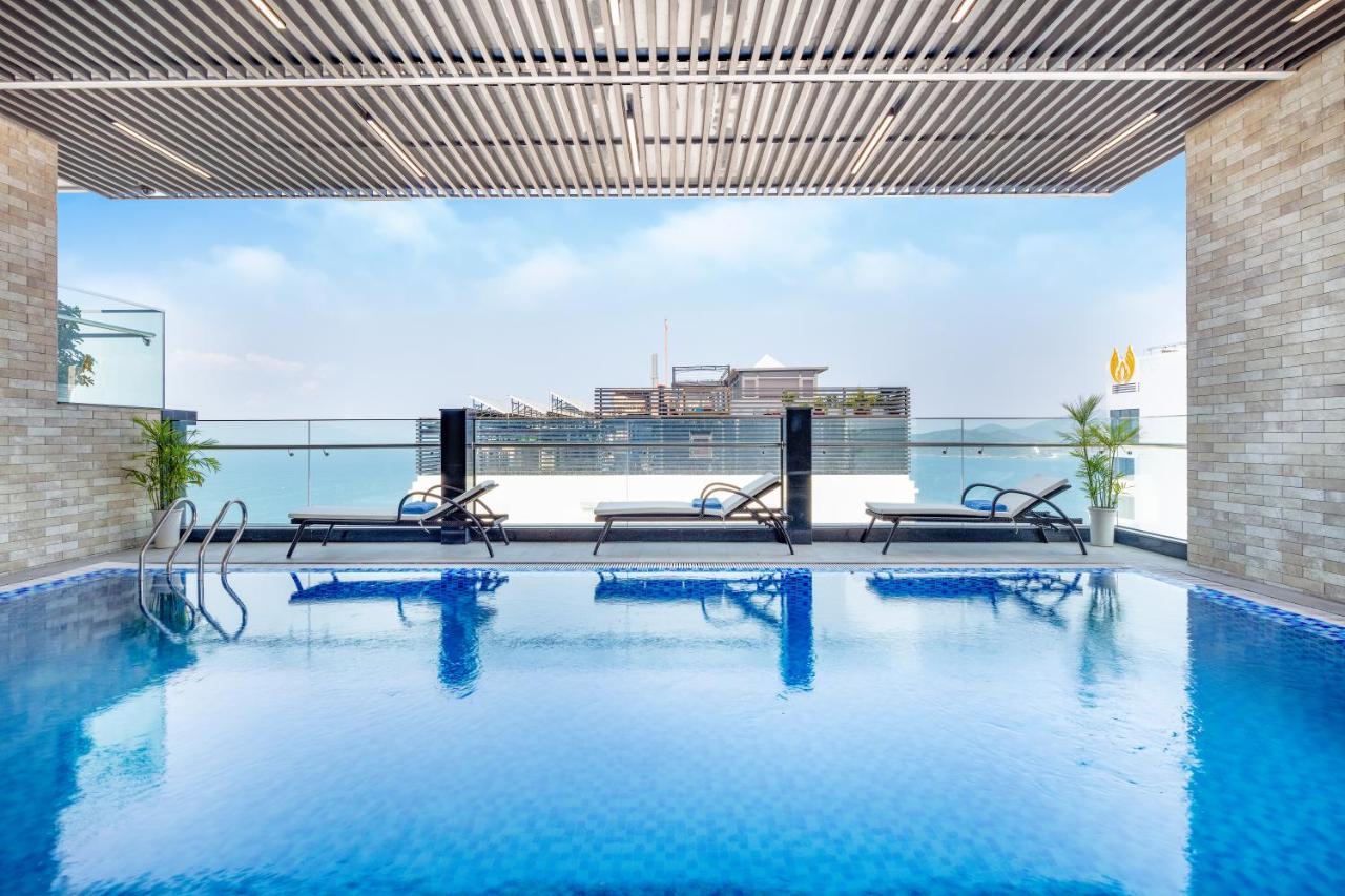 Emerald Bay Hotel & Spa Nha Trang Exterior photo Rooftop pool