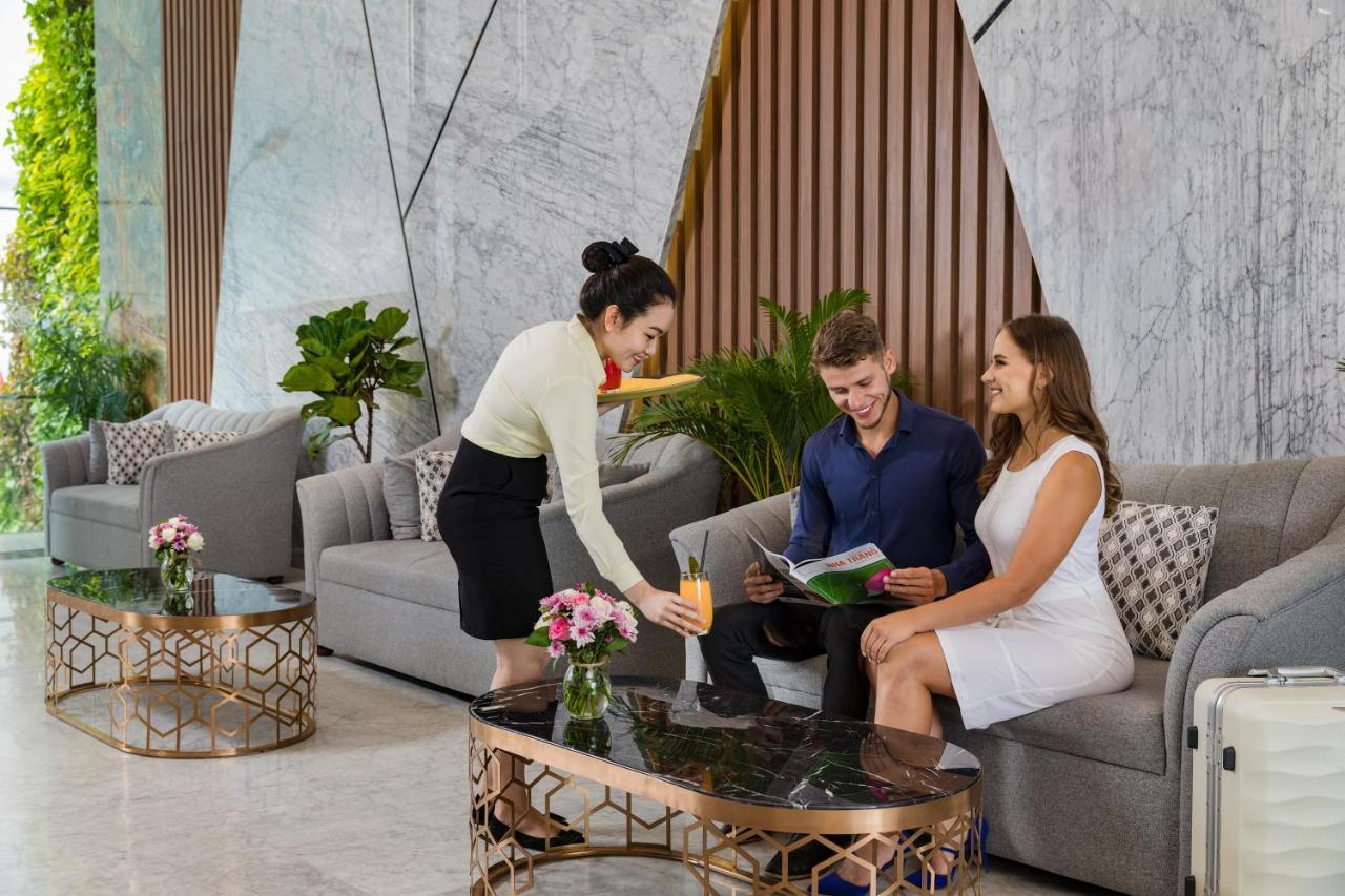 Emerald Bay Hotel & Spa Nha Trang Exterior photo Concierge at work